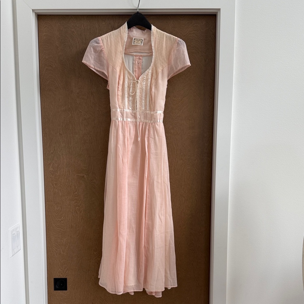 Pristine Vintage Gunne Sax dress in dreamy peaches and creme